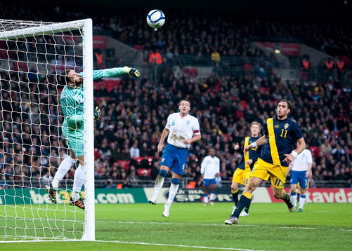 Scott Carson, målvakt England, räddar en chans från