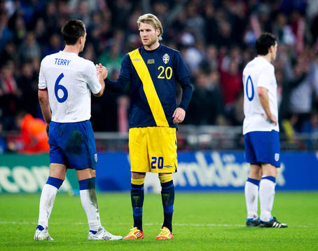 Ola Toivonen, Sverige, tackar John Terry, England