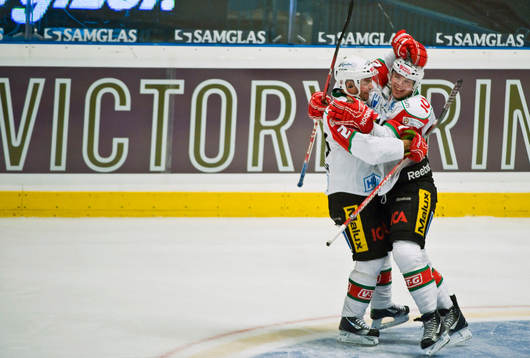 Niklas Sundström,  och Morten Madsen, Modo, jubel