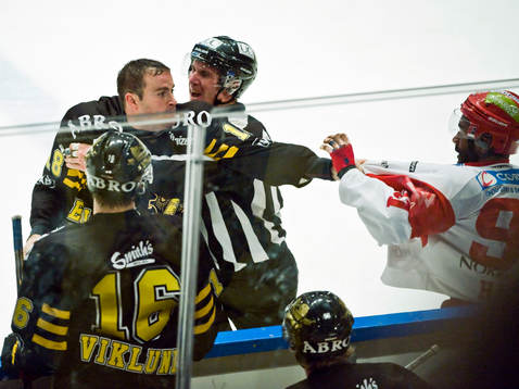 Kent McDonell, AIK och Yared Hagos, Timrå. Bråk