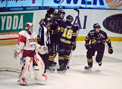 Joakim Lundström, målvakt, Timrå och Josh Macnevin, AIK