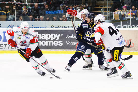 Mattias Ritola, Modo med pucken vid sidan av Kamil Piros,
