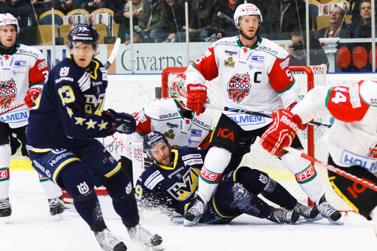 Johan Lindström, HV71 ligger på isen framför Mikael