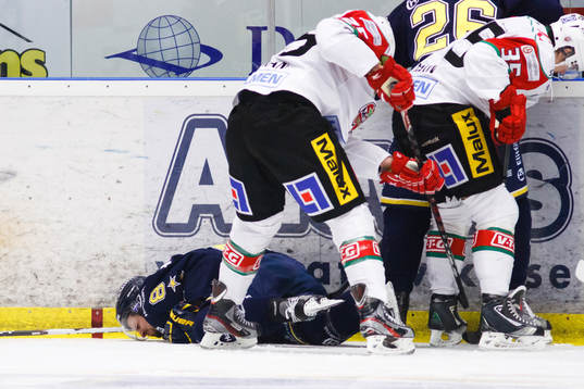 Daniel Grillfors, HV71 ligger skadad på isen. Skada