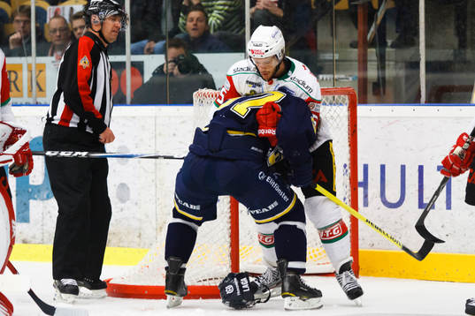 John Westin, Modo, trycker ner Per Ledin, HV71 framför