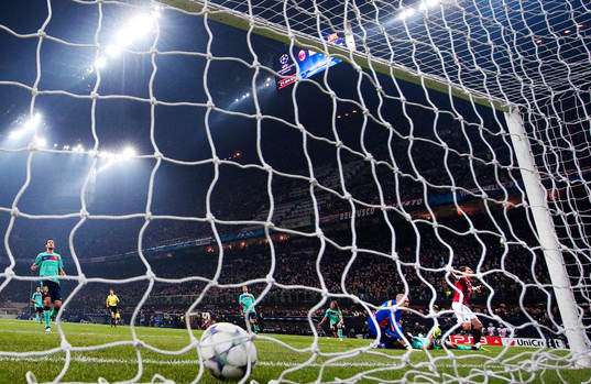 Victor Valdes, målvakt, Barcelona, ser bollen gå i mål