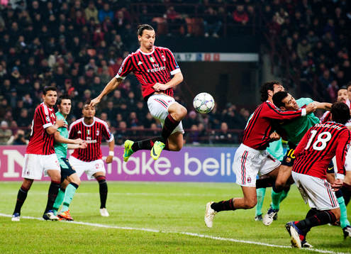 Zlatan Ibrahimovic, AC Milan, rensar unden bollen i