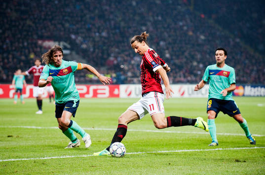 Zlatan Ibrahimovic, AC Milan, tar sig förbi Carles Puyol