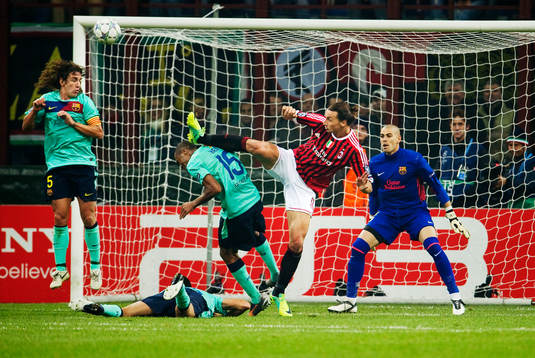 Seydou Keita, Barcelona, får en spark i huvudet av Zlatan