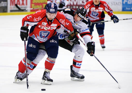 Ola Svanberg, Borås, håller undan en Malmöspelare