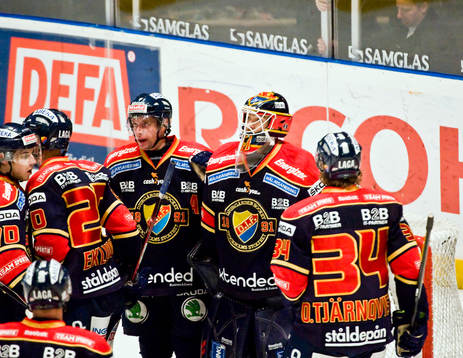 Gustaf Wesslau, målvakt, Djurgården gratuleras