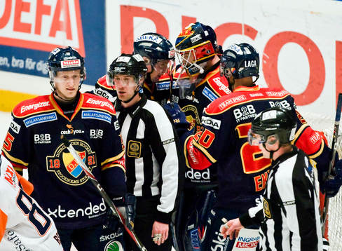Gustaf Wesslau, målvakt, Djurgården gratuleras