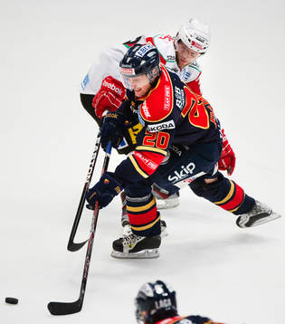 Christian Eklund, Djurgården, tar sig förbi Thomas Pöck,