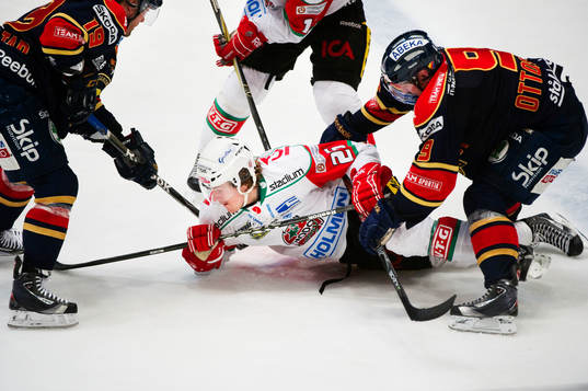 Kristian Forsberg, kämpar om pucken