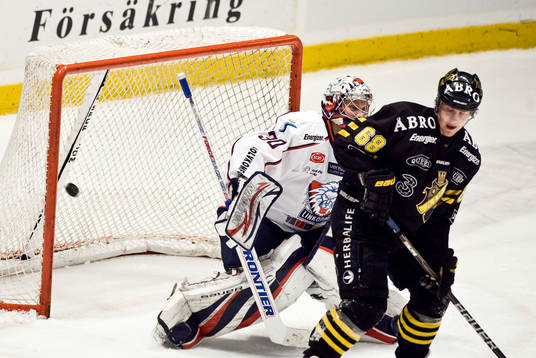 3-2 bakom en av Victor Ahlström, AIK skymd Fredrik