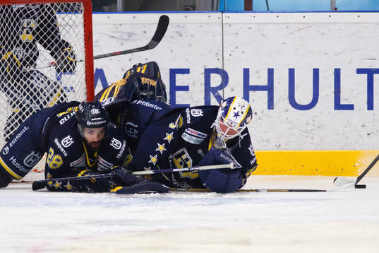 Daniel Larsson, HV71 ligger i målburen ovanpå Daniel