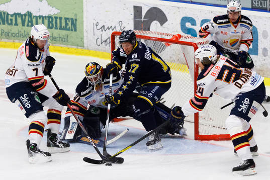Andreas Falk, HV71 skapar tryck framför Gustaf Wesslau,