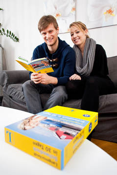 Patrick von Gunten och Amandine Hostettler studerar svenska