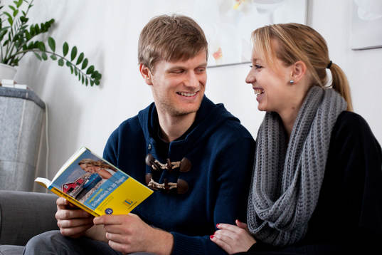 Patrick von Gunten och Amandine Hostettler studerar svenska