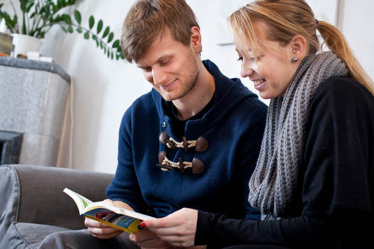 Patrick von Gunten och Amandine Hostettler studerar svenska