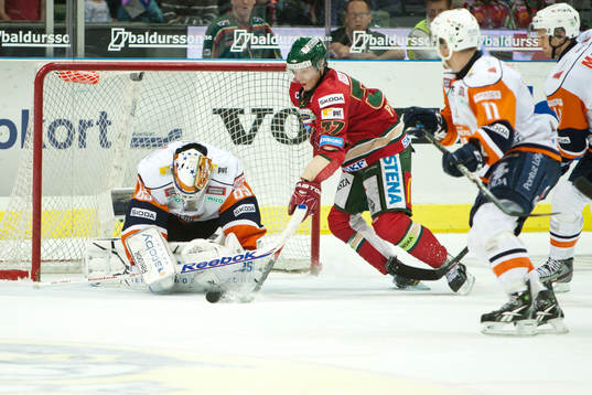 Mika Pyörälä, Frölunda framför Oscar Ahlsenfelt,