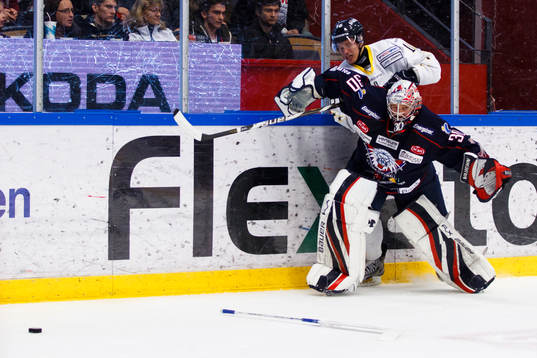 Fredrik Norrena, målvakt, Linköping med tappad klubban