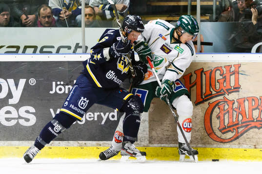Jonas Brodin, Färjestad, först på pucken med Tommy