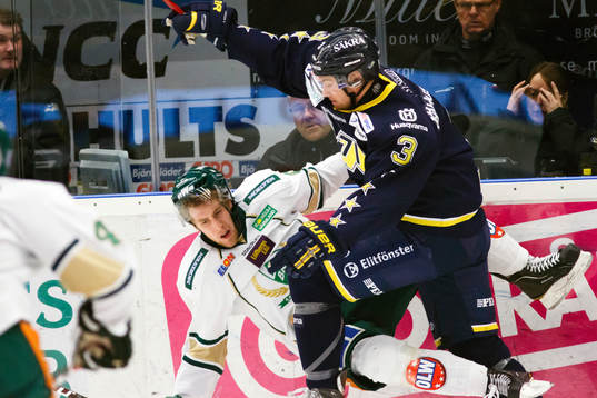 Noah Welch, HV71 tacklar Per Åslund, Färjestad