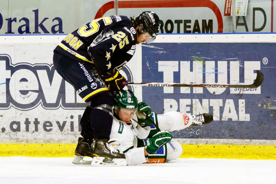 Mattias Karlsson, HV71 tacklar Christian Berglund,