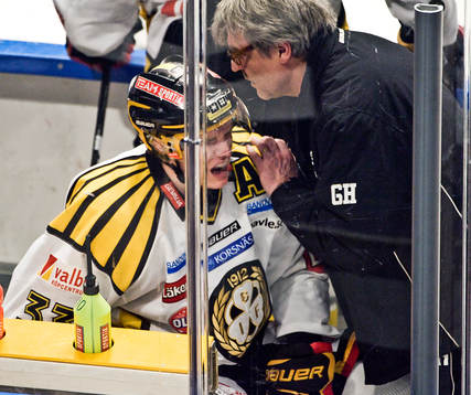 Jakob Silfverberg, Brynäs skadad i axeln. Skada
