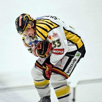 Jakob Silfverberg, Brynäs skadad i axeln. Skada
