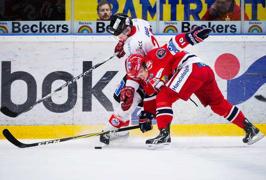 Christoffer Norgren, Örebro, i kamp om pucken med Andreas