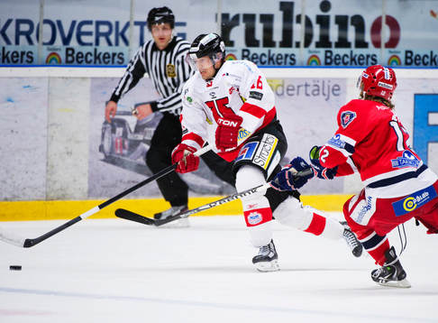 Jared Aulin, Örebro, kontrollerar pucken