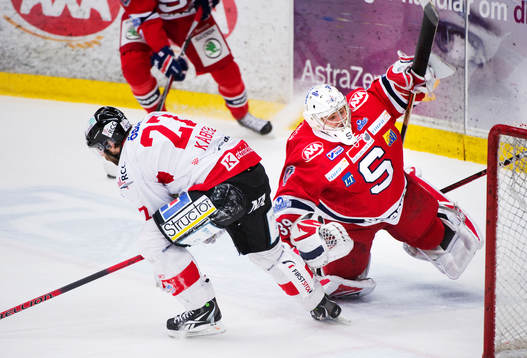 Emil Kåberg, Örebro, stöter till Julius Hudacek,