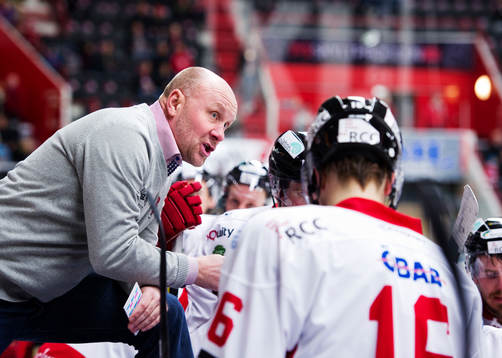 Peter Andersson, tränare, Örebro, ger instruktioner till