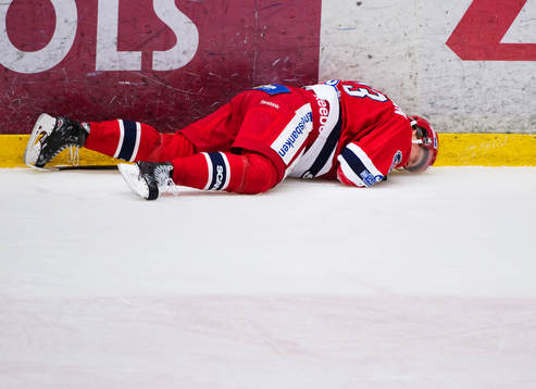 Julian Jacobsen, Södertälje, ligger kvar på isen och har