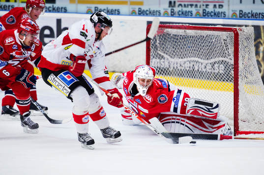 Julius Hudacek, målvakt, Södertälje, räddar ett skott