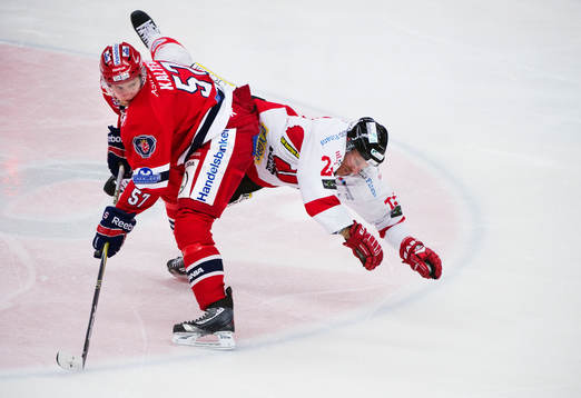 Mikko Kalteva, Södertälje, stoppar Conny Strömberg,