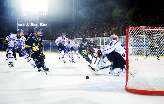 Jukka Voutilainen, Hv71, provar ett skott på Fredrik