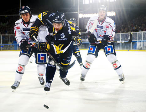 Jesse Joensuu, Hv71, jagas av Linköpingsspelare i offensiv