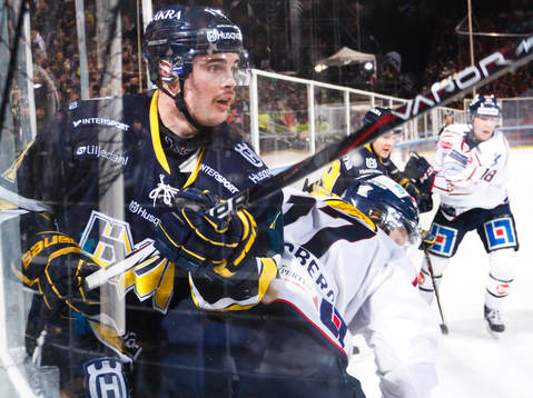 Jesse Joensuu, HV71 trycker ner Carl Söderberg,