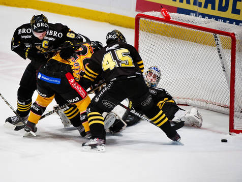 Dick Tärnström och Oscar Steen, AIK, håller undan Chris