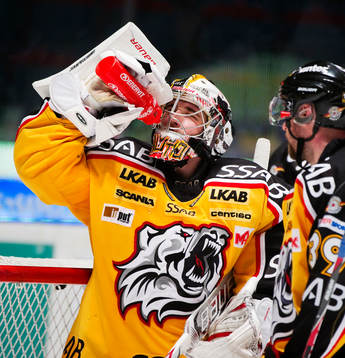 David Rautio, målvakt, dricker vatten