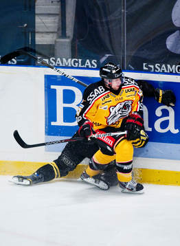 Tobias Viklund, AIK, blir tacklad av Chris Abbott, Luleå