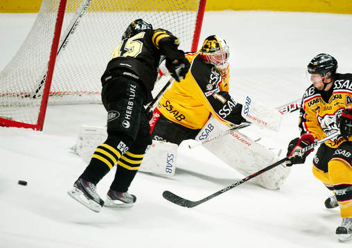 Oscar Steen, AIK, missar ett läge framför David Rautio,