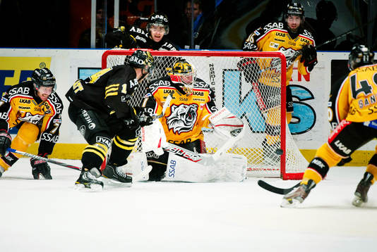 Daniel Rudslätt, AIK, prickar stolpen till höger om David