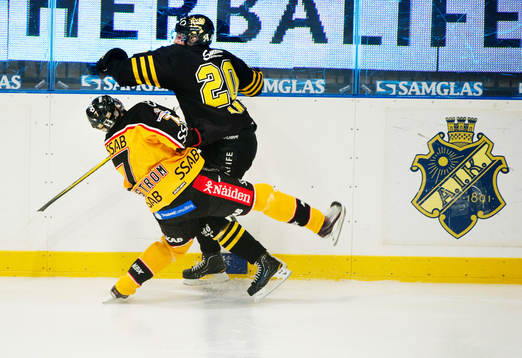 Daniel Bång, AIK, tacklar Jan Sandström, Luleå