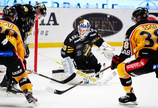 Rörigt framför Viktor Fasth, målvakt, AIK