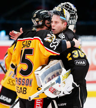 Mattias Persson, Luleå, kramar om Viktor Fasth, målvakt,