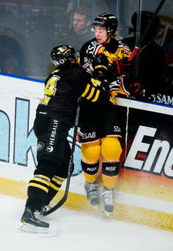 Fredrik Svensson, AIK, tacklar Johan Harju, Luleå